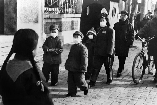 Pessoas com máscaras de proteção em Pequim, em 1954 - Sputnik Brasil
