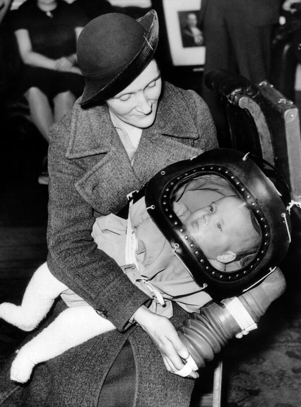 Criança de dois anos com máscara de proteção de gás em Londres, em 1938 - Sputnik Brasil