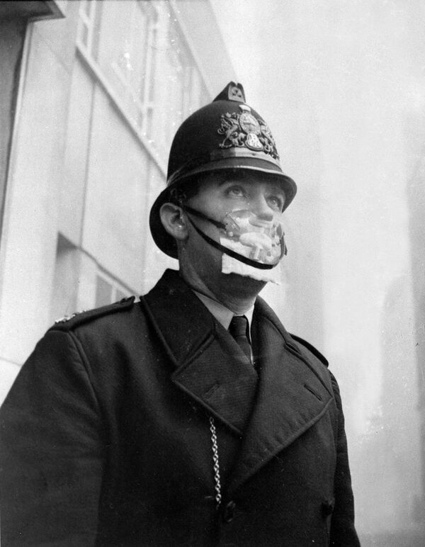 Policial britânico com máscara de proteção em 1962 - Sputnik Brasil