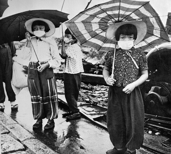 Crianças usando máscaras para se proteger da radiação na cidade devastada de Hiroshima - Sputnik Brasil
