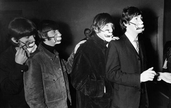Integrantes dos Beatles com máscaras em 1965 - Sputnik Brasil