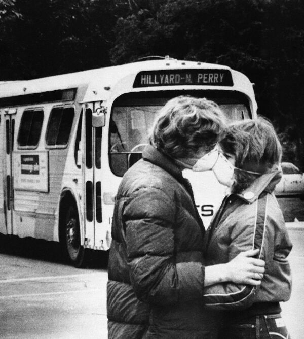 Casal se beijando com máscaras em 1980 nos EUA - Sputnik Brasil