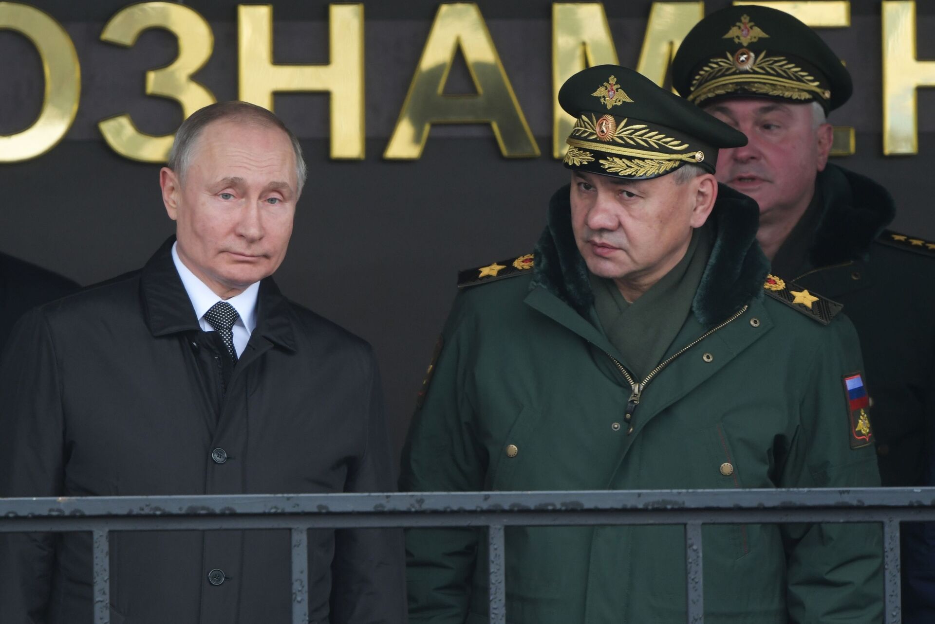 Presidente russo Vladimir Putin ao lado do ministro da Defesa russo Sergei Shoigu, em 1 de março de 2020 - Sputnik Brasil, 1920, 23.02.2022