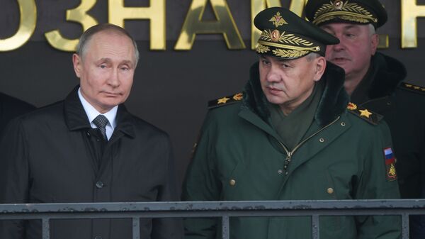 Presidente russo Vladimir Putin ao lado do ministro da Defesa russo Sergei Shoigu, em 1 de março de 2020 - Sputnik Brasil