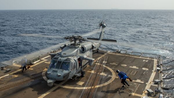 Helicóptero MH-60S Sea Hawk a bordo do destróier de mísseis USS Bainbridge (DDG 96), da classe Arleigh Burke - Sputnik Brasil