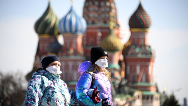 Moças com máscaras andando pela Praça Vermelha, Moscou - Sputnik Brasil