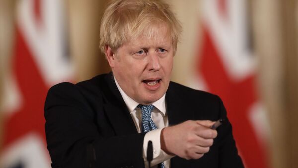 Boris Johnson, primeiro-ministro britânico, gesticula durante coletiva de imprensa sobre a pandemia da COVID-19 - Sputnik Brasil