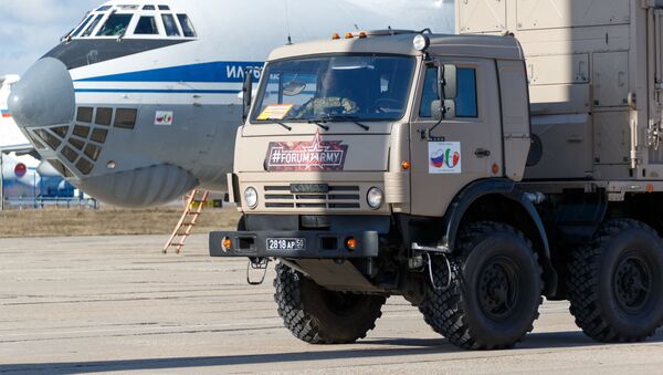 Veículo com equipamento médico para ser enviado à Itália no combate à COVID-19 durante o carregamento em um avião de transporte militar russo IL-76 MD - Sputnik Brasil