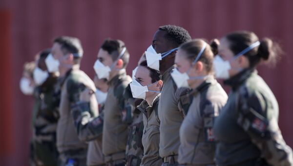 Soldados franceses usam máscaras protetoras em hospital militar próximo da cidade de Mulhouse, na França - Sputnik Brasil