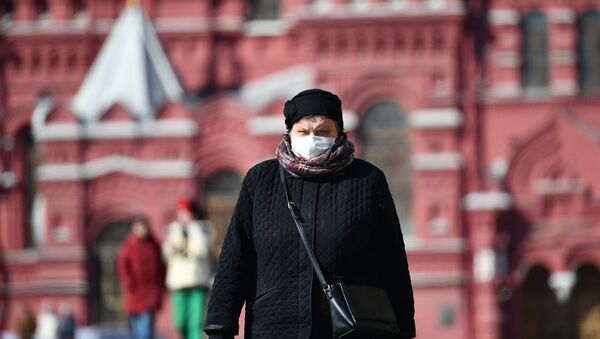 Mulher anda de máscara pela Praça Vermelha, Moscou (foto de arquivo) - Sputnik Brasil
