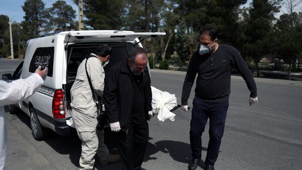 Iranianos carregam o caixão de um jornalista que foi vítima do novo coronavírus - Sputnik Brasil