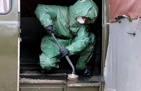 Militar das Tropas de DQBRN desinfeta superfície durante inspeção realizada para garantir o preparo da unidade, em meio à propagação do novo coronavírus. - Sputnik Brasil
