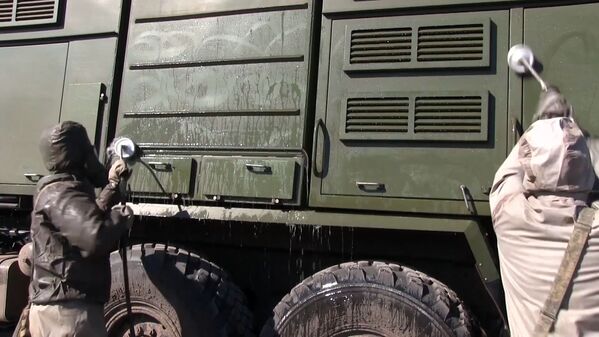 Militares russos desinfetam veículos das Tropas de DQBRN destinados a combater ameaças químicas, biológicas e radiológicas. - Sputnik Brasil