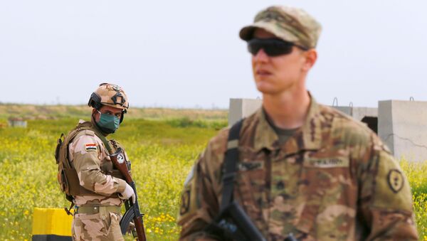 Soldado iraquiano usando máscara facial e luvas de proteção em meio à COVID-19 durante entrega da base aérea em Iraque pelos EUA - Sputnik Brasil