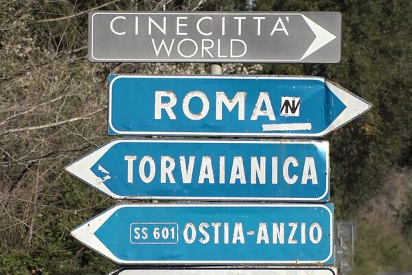 Placas em estrada indicando nomes de cidades italianas - Sputnik Brasil