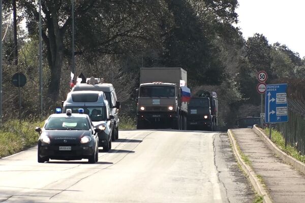 Polícia italiana garantindo a segurança de combino de caminhões transportando especialistas russos - Sputnik Brasil
