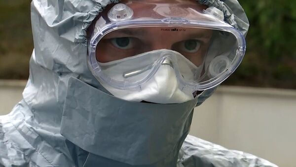 Российский военный специалист в костюме бактериологической защиты во время осмотра лечебного учреждения в Бергамо - Sputnik Brasil