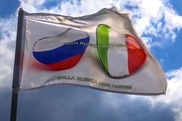 Bandeiras da Rússia e Itália da missão de especialista médicos russos no combate contra o coronavírus - Sputnik Brasil