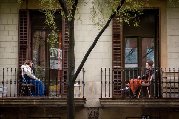 Mulheres conversam de suas varandas em Barcelona, Espanha - Sputnik Brasil