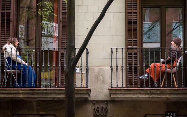 Mulheres conversam de suas varandas em Barcelona, Espanha - Sputnik Brasil