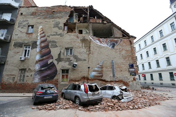 Carros danificados e edifício parcialmente destruído são vistos após terremoto em Zagreb, Croácia, 22 de março de 2020 - Sputnik Brasil