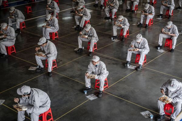 Trabalhadores durante intervalo do almoço na fábrica de carros Dongfeng Honda em Wuhan, China - Sputnik Brasil