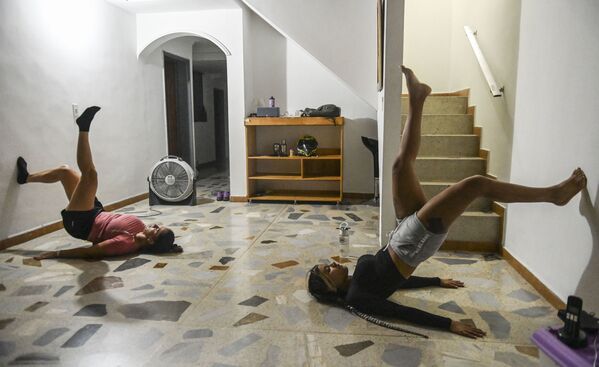 Garotas se exercitando durante quarentena em Medellín, Colômbia - Sputnik Brasil