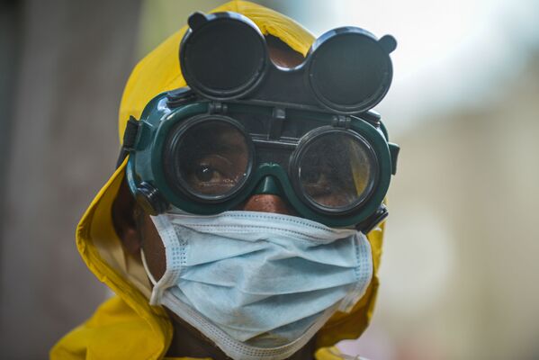 Trabalhador com máscara de proteção durante desinfecção do metrô em Adis Abeba, Etiópia, 20 de março de 2020 - Sputnik Brasil