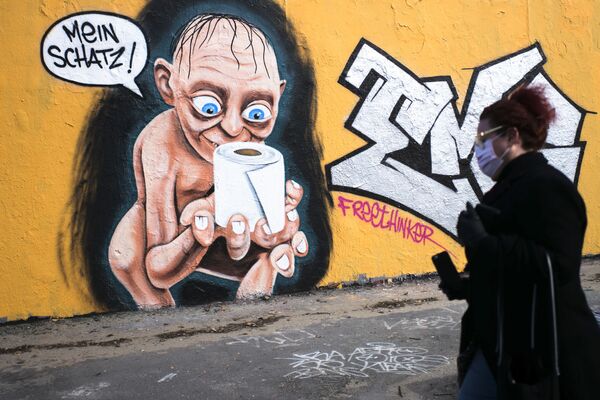 Grafite representando o personagem fictício Gollum, do filme “O Senhor dos Anéis, segurando um rolo de papel higiênico e dizendo Meu precioso, Berlim, Alemanha, 21 de março de 2020 - Sputnik Brasil