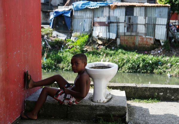 Criança é fotografada na favela Cidade de Deus durante a pandemia do coronavírus no Rio de Janeiro, Brasil, 22 de março de 2020 - Sputnik Brasil