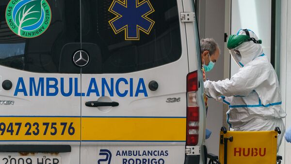 Ambulância na entrada de hospital na Espanha (imagem referencial) - Sputnik Brasil