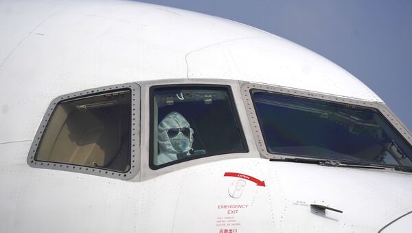 Piloto de avião usa roupa protetora em aeroporto na província de Hubei (foto de arquivo) - Sputnik Brasil