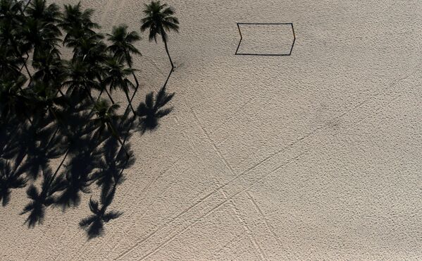 Campo de futebol de praia vazio em Copacabana, no Rio de Janeiro, 26 de março de 2020 - Sputnik Brasil