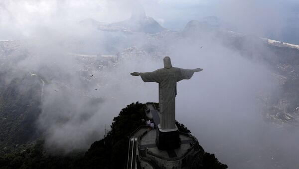 Imagem aérea do Cristo Redentor, enquanto o Rio de Janeiro luta para combater a COVID-19, 26 de março de 2020 - Sputnik Brasil