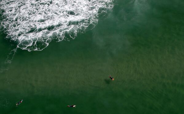 Surfistas na Barra da Tijuca, durante pandemia de COVID-19, no Rio de Janeiro, 26 de março de 2020 - Sputnik Brasil