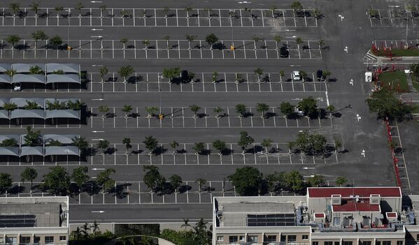 Estacionamento de shopping vazio na Barra da Tijuca, conforme moradores cumprem recomendação de ficar em casa, no Rio de Janeiro, 26 de março de 2020 - Sputnik Brasil