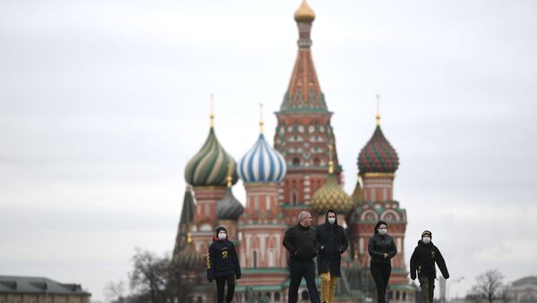 Pessoas com máscaras na Praça Vermelha, em Moscou, em meio à pandemia - Sputnik Brasil