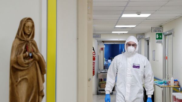 Médico usa roupa protetora em hospital na capital italiana, Roma, 30 de março de 2020 - Sputnik Brasil