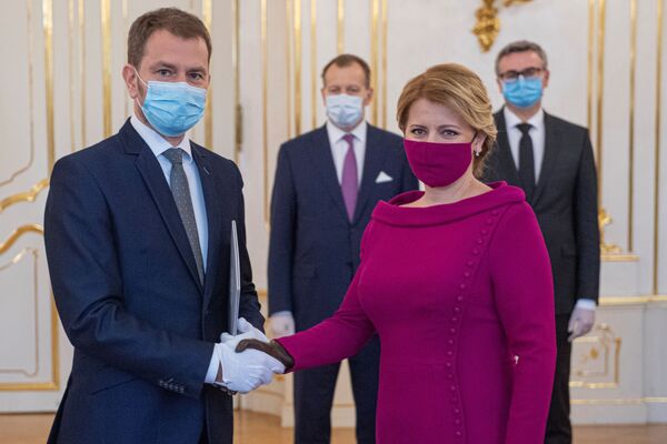 Presidente da Eslováquia, Zuzana Caputova e primeiro-ministro do país, Igor Matovic, usando máscaras de proteção facial no Palácio Presidencial em Bratislava, na Eslováquia, 21 de março de 2020 - Sputnik Brasil