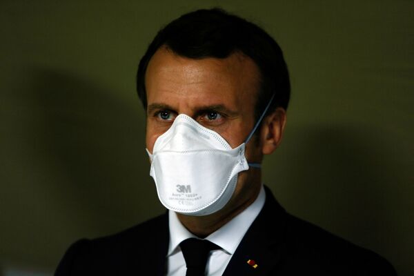 Presidente francês Emmanuel Macron usando máscara facial para se proteger contra coronavírus durante visita a hospital de campanha em Mulhouse, na França, em 25 de março de 2020 - Sputnik Brasil