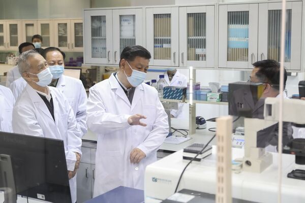 Presidente chinês Xi Jinping, usando máscara facial de proteção contra COVID-19, conversa com equipe médica durante visita à Academia de Ciências Médicas Militares em Pequim, 2 de março de 2020 - Sputnik Brasil