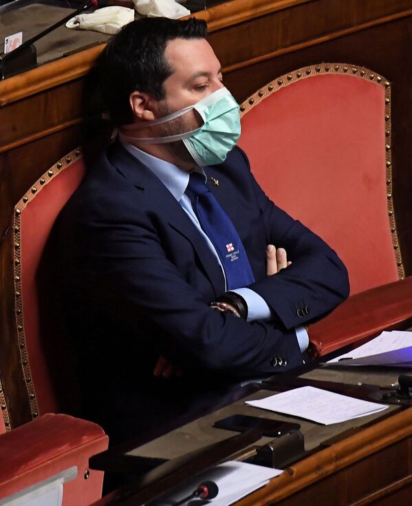 Líder do partido da extrema-direita italiana Matteo Salvini usa máscara facial protetora no Parlamento Italiano, em 26 de março de 2020 - Sputnik Brasil