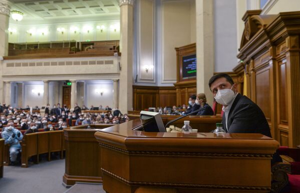 Presidente ucraniano Volodymyr Zelensky, usando uma máscara protetora como medida preventiva contra o coronavírus, participa de sessão do parlamento em Kiev, Ucrânia, em 30 de março de 2020 - Sputnik Brasil