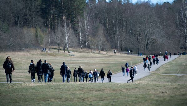 Pessoas andando ao ar livre em Djurgarden, em meio à pandemia do coronavírus, em Estocolmo, Suécia, 22 de março de 2020 - Sputnik Brasil