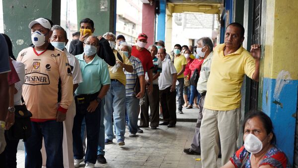 Idosos fazem fila para receber aposentadoria mensal antes das 16h-8h, toque de recolher imposto pelo governo para evitar a propagação do coronavírus, em Guayaquil, Equador, 20 de março de 2020 - Sputnik Brasil