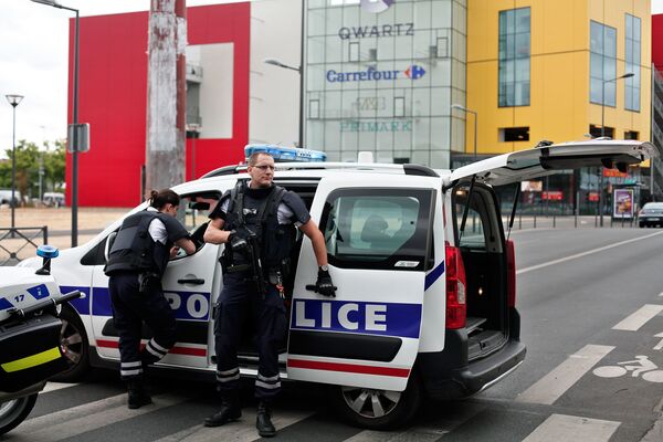 Polícia francesa perto da loja Primark, em Villeneuve-la-Garenne, onde alguns funcionários foram feitos reféns em 13 de julho de 2015. - Sputnik Brasil
