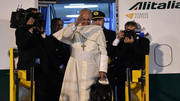Ao embarcar em Assunção para voltar a Roma, o Papa Francisco fez uma última saudação ao povo paraguaio. - Sputnik Brasil