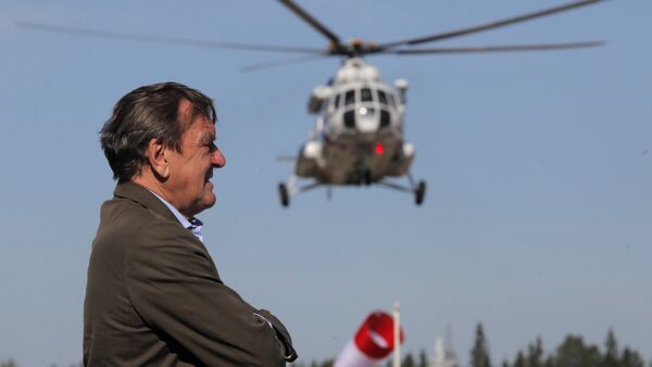 Gerhard Schroeder aguarda o pouso do helicóptero com Vladimir Putin a bordo. Foto de arquivo - Sputnik Brasil