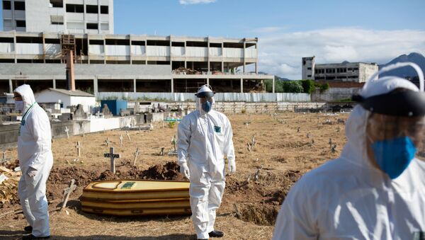Coveiros com trajes de proteção enterram mortos por razões desconhecidas em meio à pandemia de coronavírus em cemitério no Rio de Janeiro - Sputnik Brasil