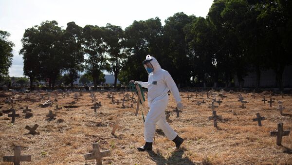 Coveiro com roupa de proteção enterra mortos de causas desconhecidas em meio à pandemia de coronavírus em cemitério no Rio de Janeiro - Sputnik Brasil